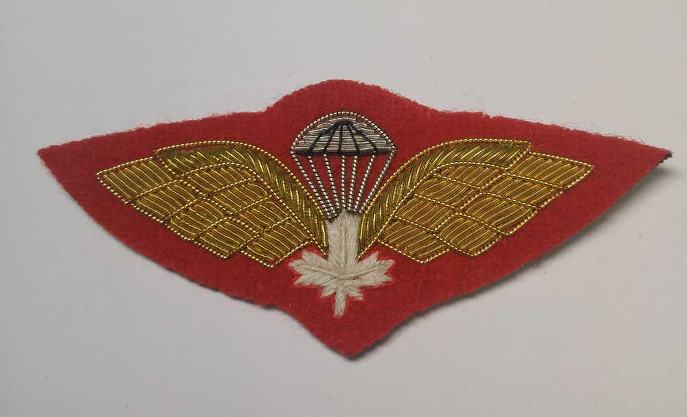 Crest: Paratroop Wings with White Maple Leaf